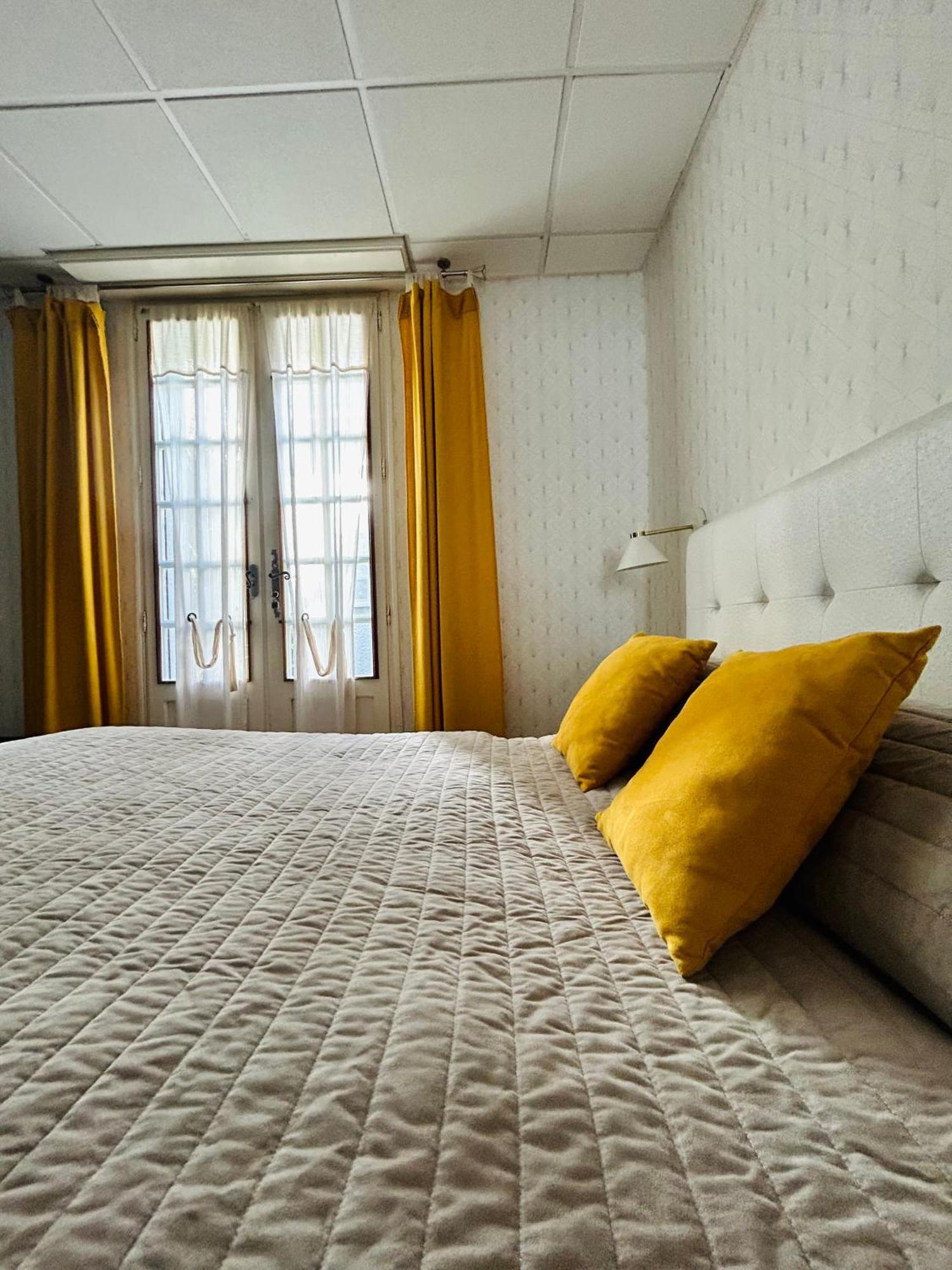 Logis Hotel L'Ayguelade Bielle Exterior photo
