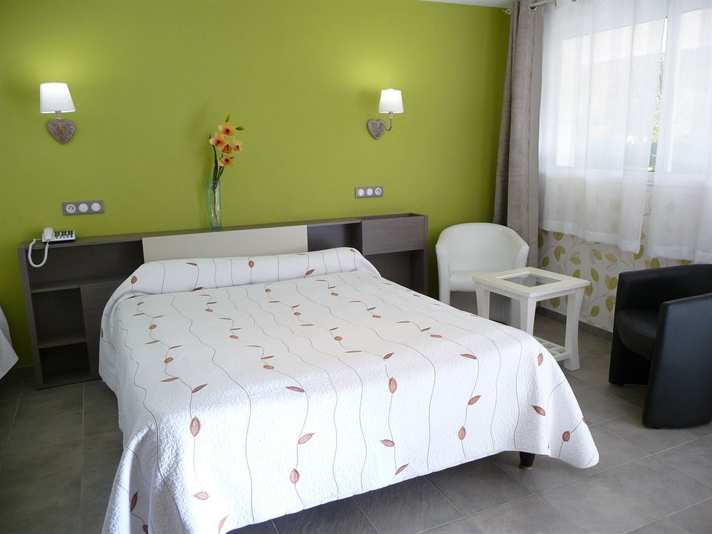 Logis Hotel L'Ayguelade Bielle Exterior photo