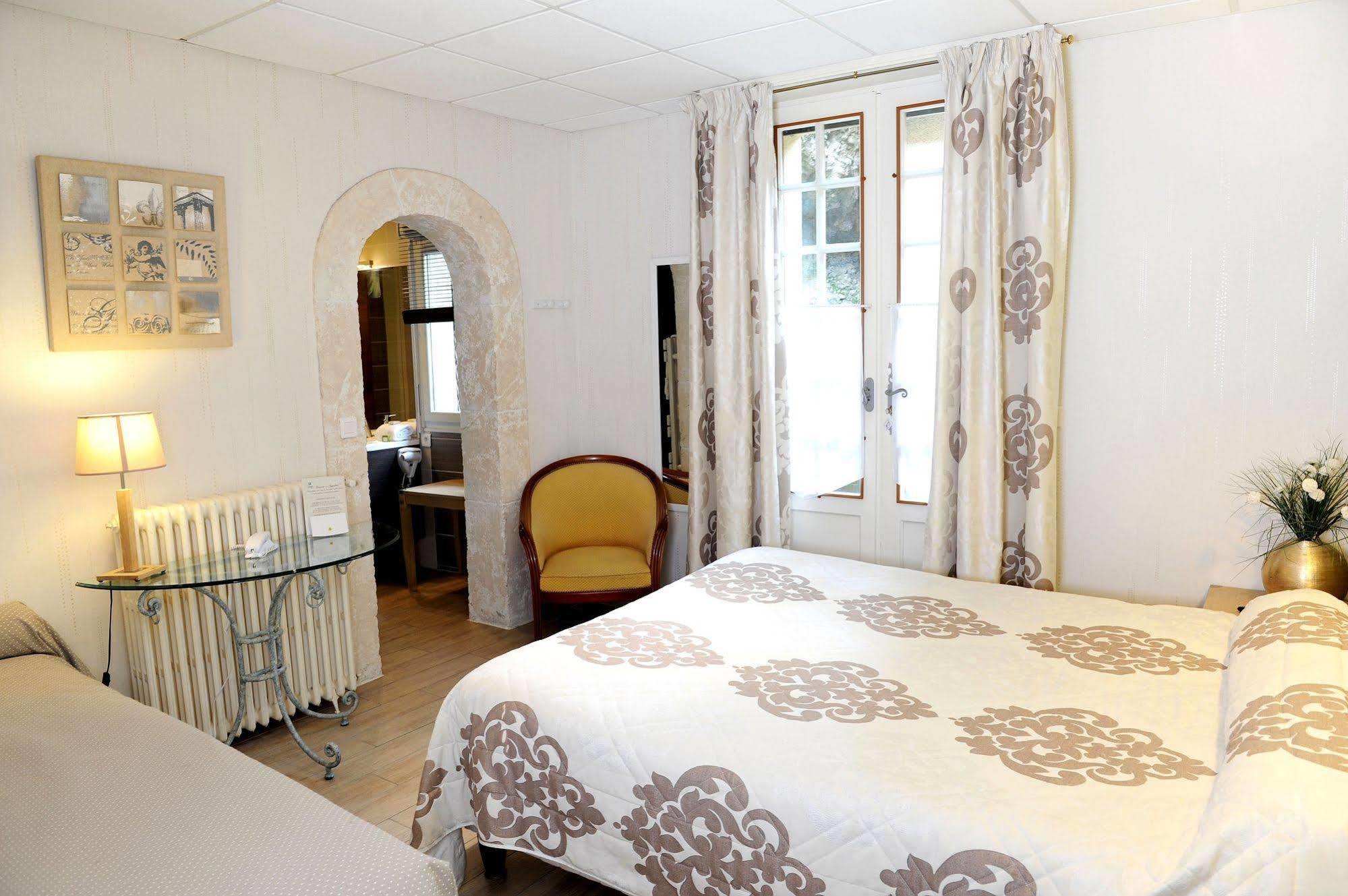 Logis Hotel L'Ayguelade Bielle Exterior photo