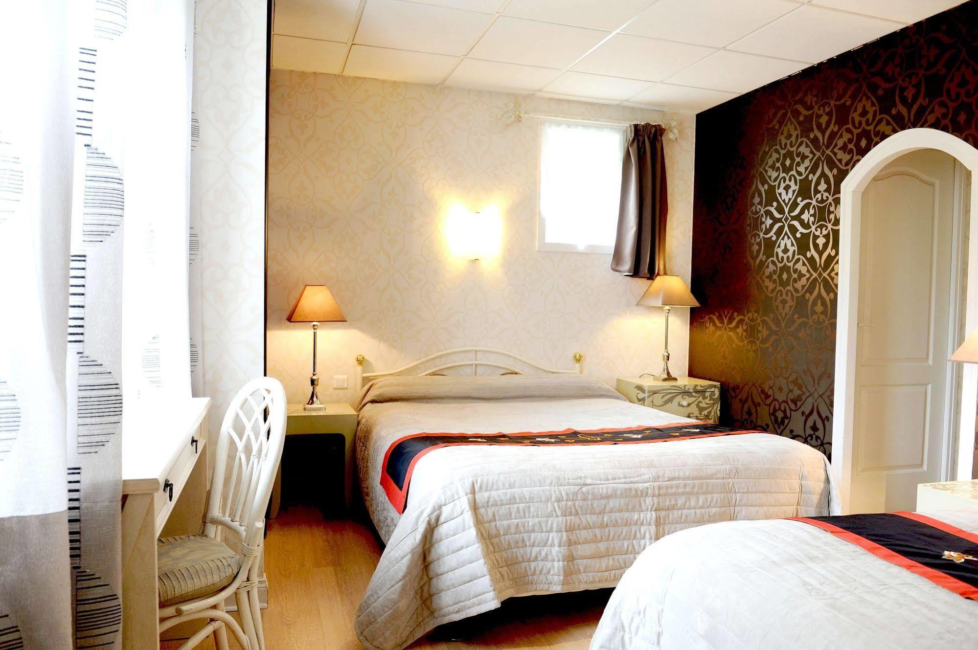 Logis Hotel L'Ayguelade Bielle Exterior photo