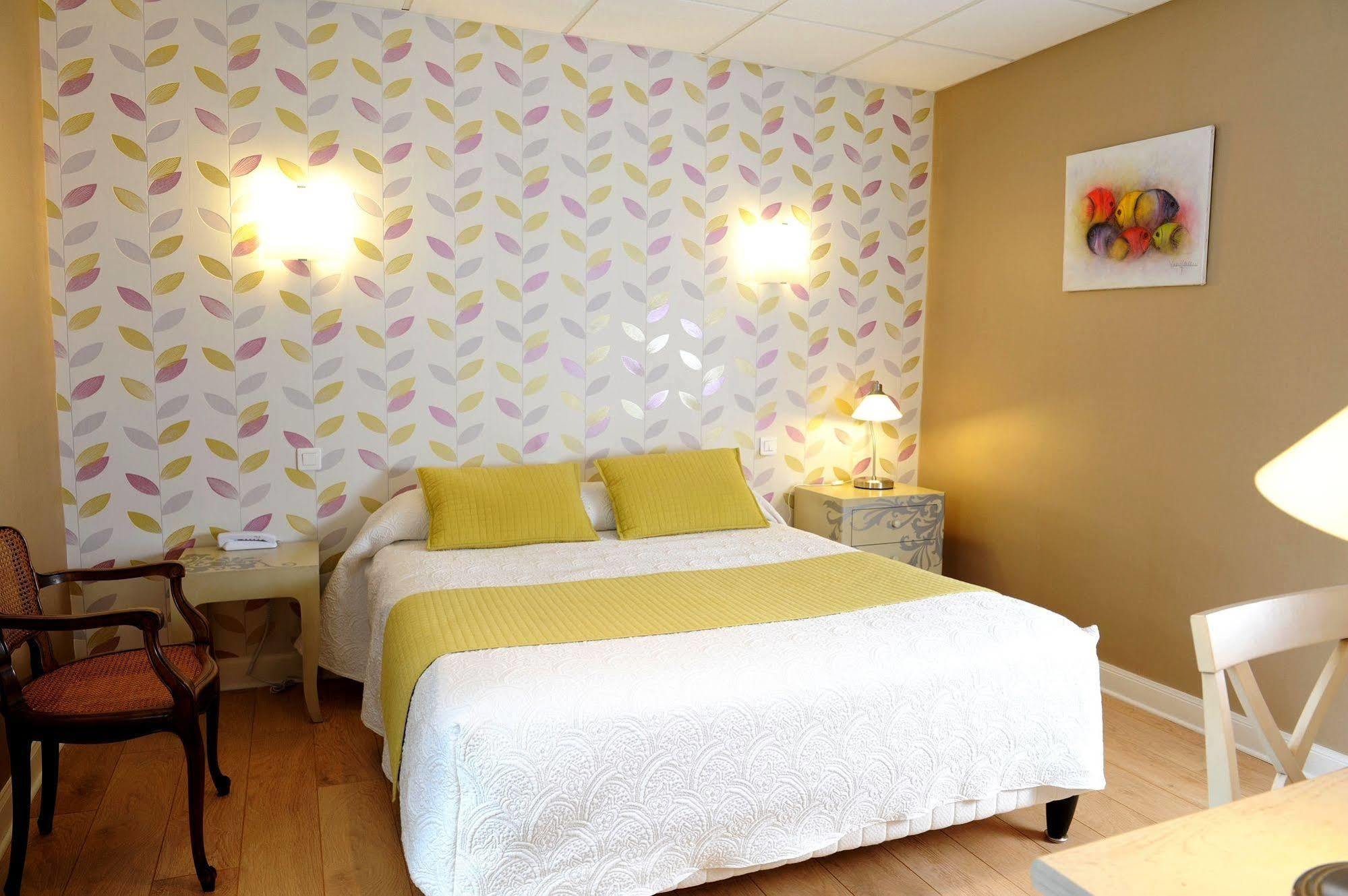 Logis Hotel L'Ayguelade Bielle Exterior photo