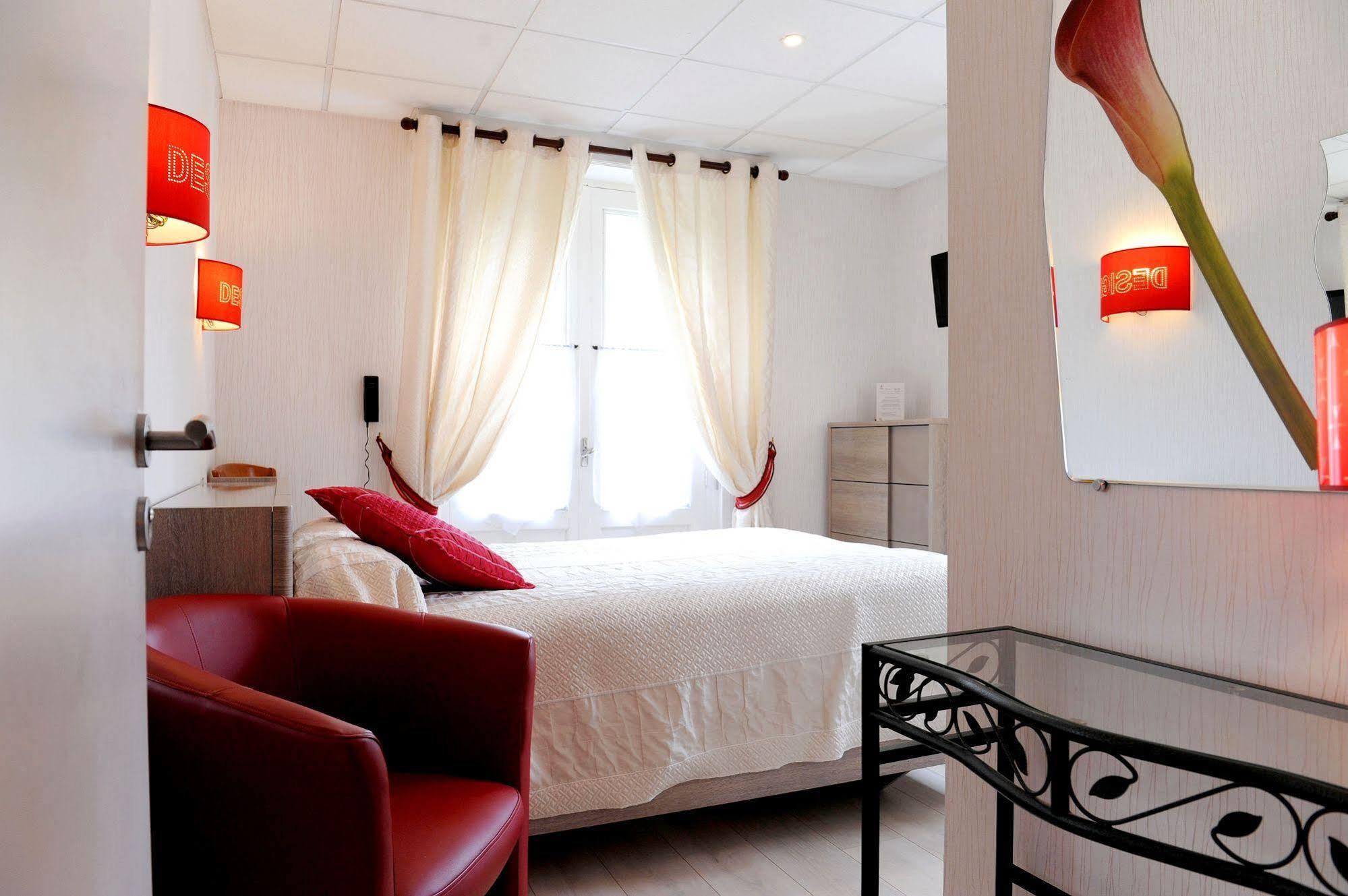 Logis Hotel L'Ayguelade Bielle Exterior photo