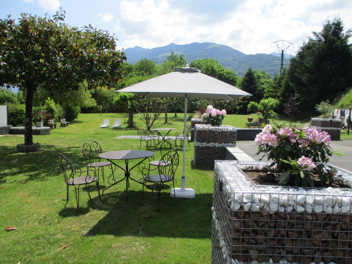 Logis Hotel L'Ayguelade Bielle Exterior photo